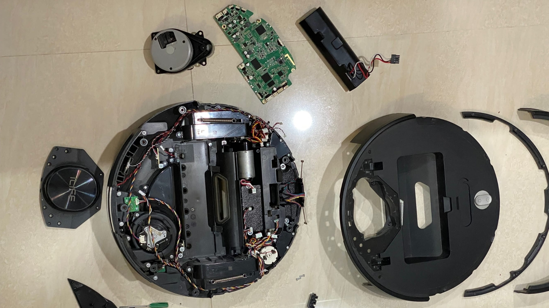 a smart vacuum#039;s components and sensors